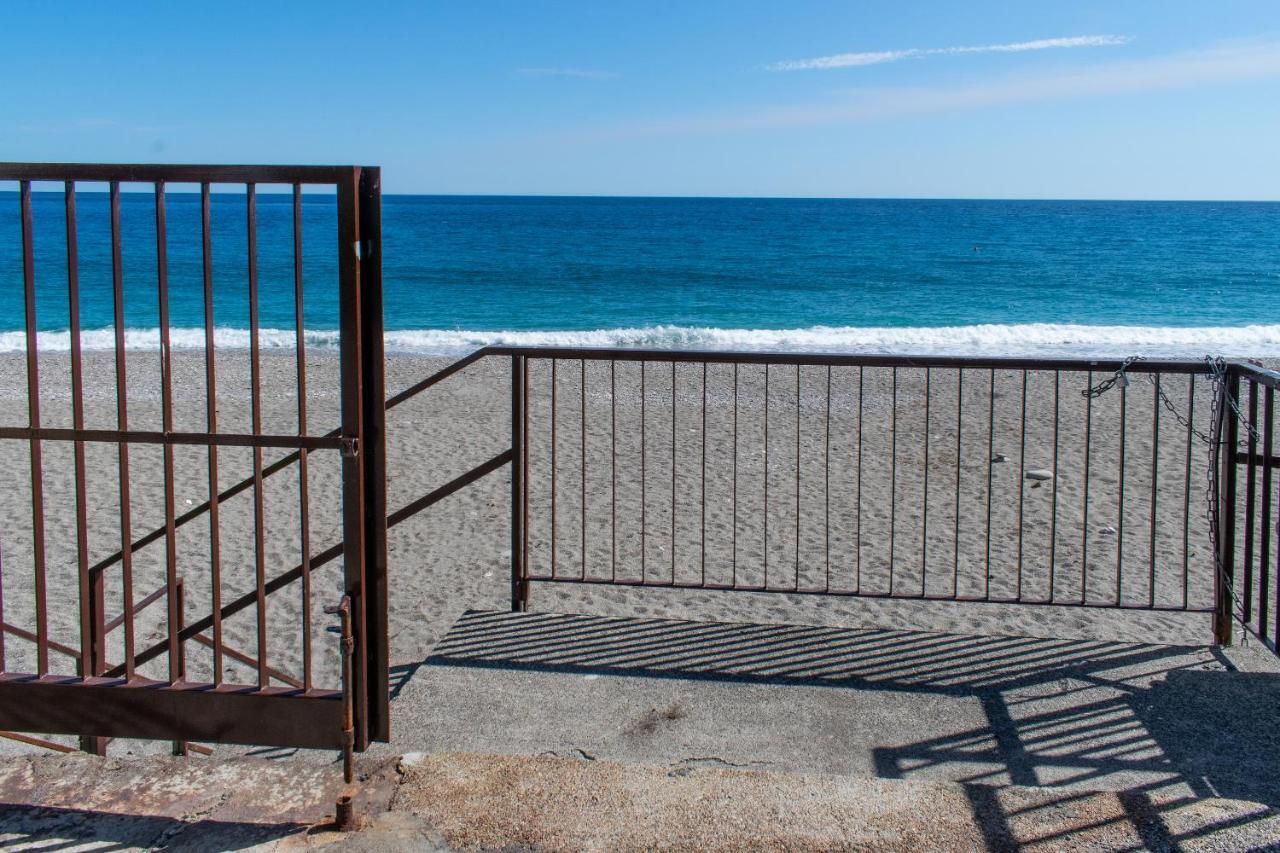 Beach House Acquamarina Letojanni Bagian luar foto