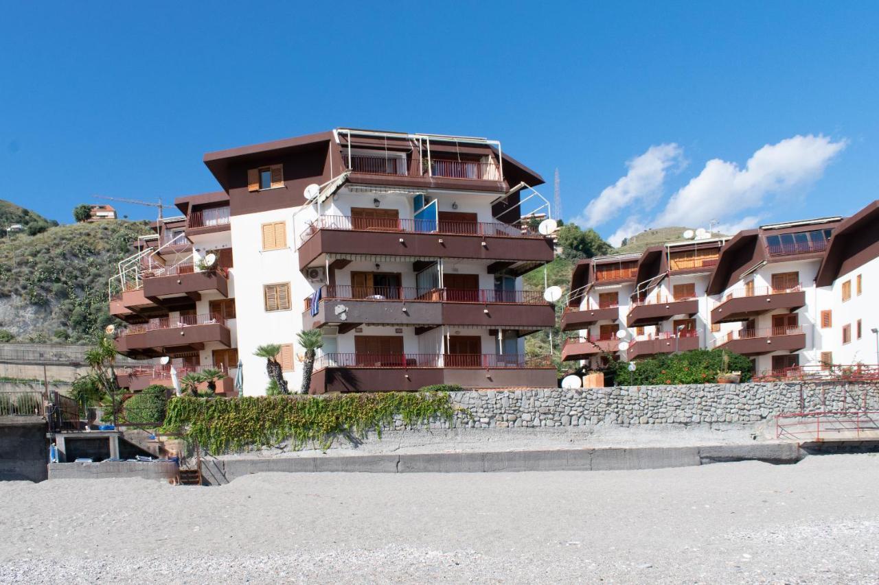 Beach House Acquamarina Letojanni Bagian luar foto